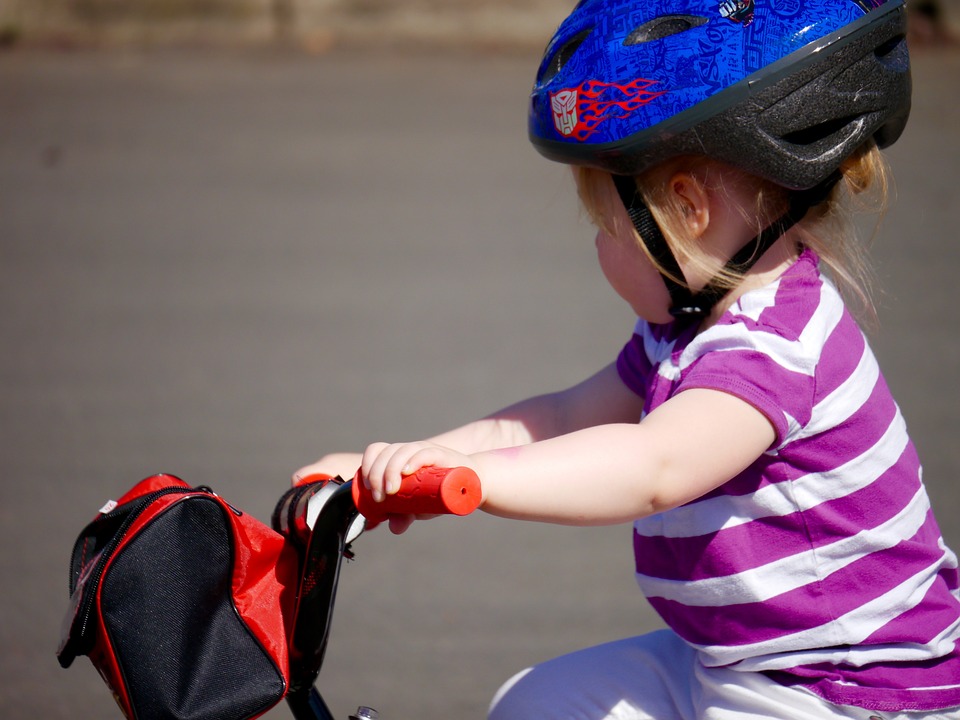 Enfant portant un casque de vélo