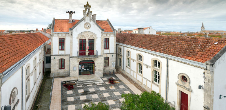 Vue aérienne de la mairie du Château d'Oléron