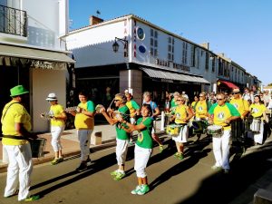 Samba IO dans les rues du Château - Fête de l'été 2017, crédit photo Service Culturel