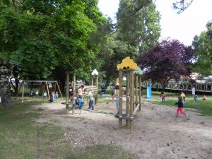 Enfants sur les jeux du square Jean Moulin Enfants sur les jeux du square Jean Moulin