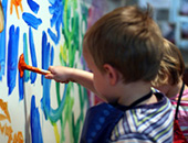 Enfants à la crèche_Atelier peinture