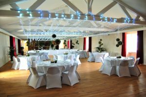 Salle de réception en configuration mariage
