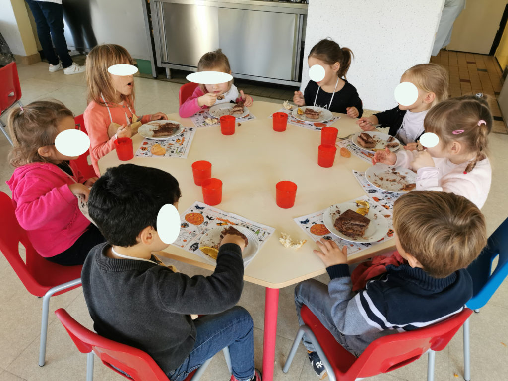 Repas sur le thème d'Halloween à l'école maternelle