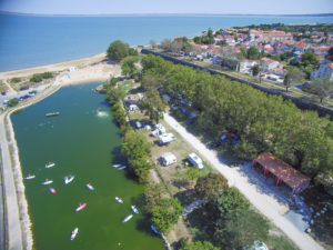 Vue aérienne du plan d'eau de la Phibie et du Camping municipal Les Remparts