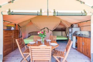Intérieur du lodge toilé Camping municipal Les Remparts